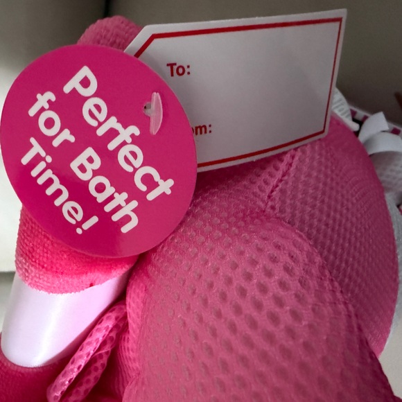 NWT - HELLO KITTY - Bath Towel and Bath Buddies Set - Picture 4 of 7